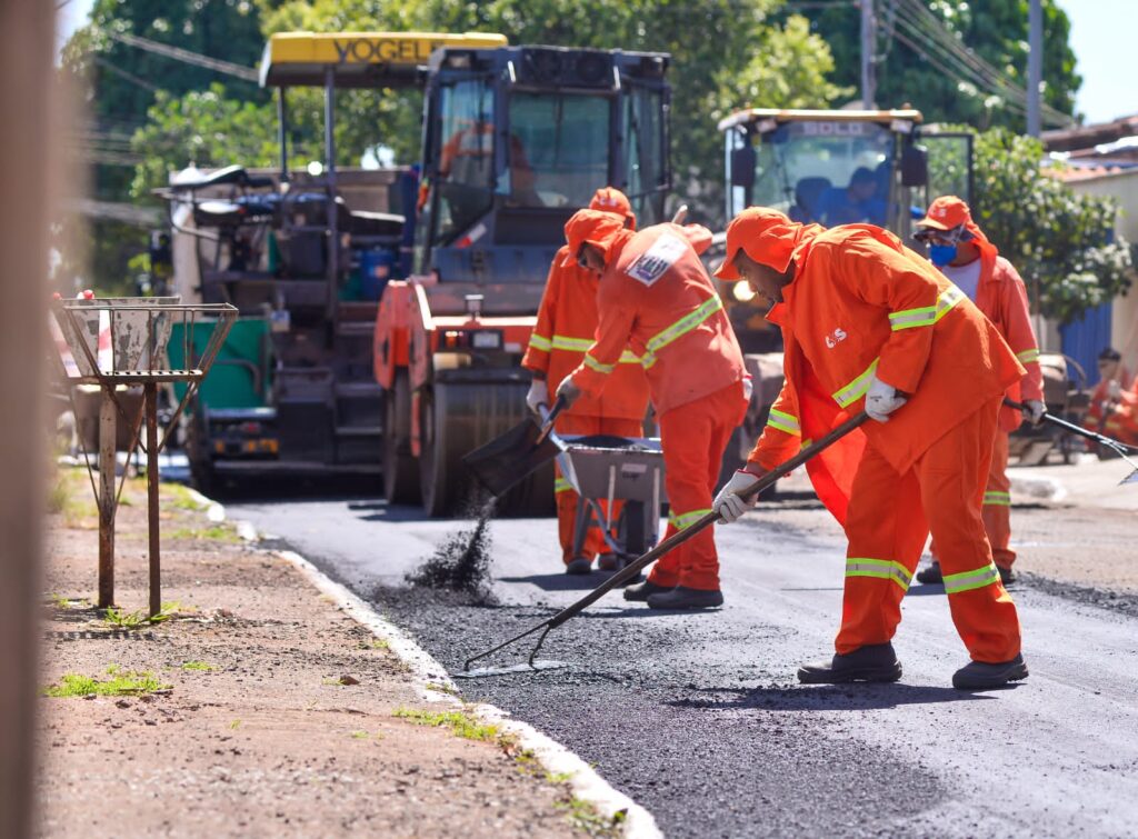 Seinfra realiza obras de reconstrução asfáltica nos bairros Água Branca e Goiânia 2, nesta quinta-feira (14/07), além de recuperação de meio-fio no Setor Santo Hilário, e terraplanagem na Chácaras de Recreio São Joaquim e no Parque Oeste Industrial: estão em campo 295 trabalhadores da administração municipal