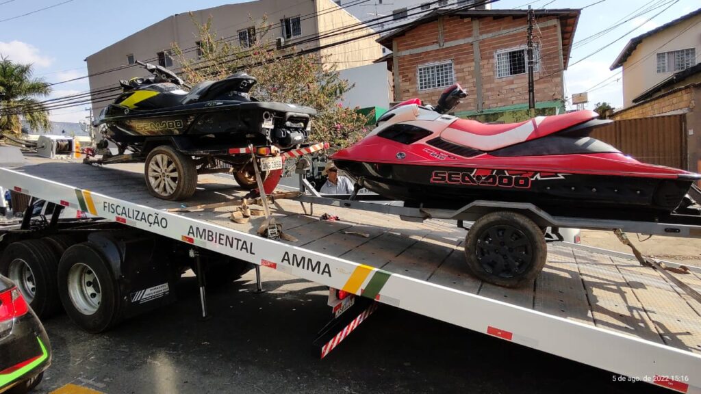 Prefeitura de Goiânia, por meio da Agência Municipal do Meio Ambiente (Amma), apreendeu, na última sexta-feira (05/08), dois jet skis usados de forma irregular, em local proibido, no Parque Ecológico Buena Vista. Os condutores foram autuados e multados em R$ 10 mil.